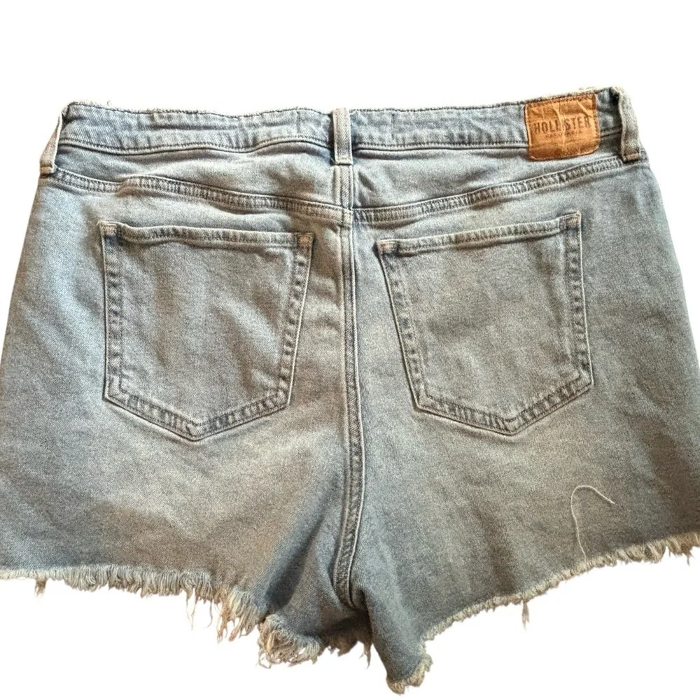 Hollister Distressed Ultra High-Rise MOM Shorts 33”Med Wash Fringe Hem 3” Hem